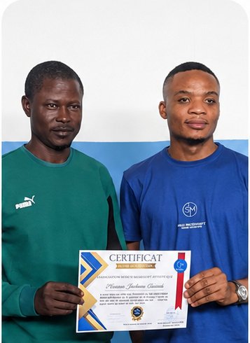 Kesseou Jackson, apprenant Secrétariat & Bureautique, avec son attestation de formation Merlo Skills Group