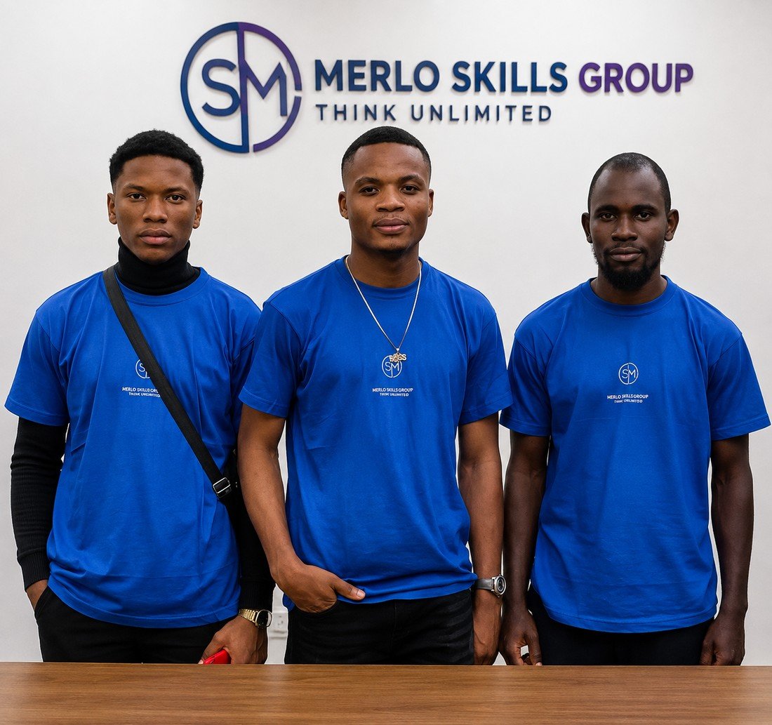Équipe Merlo Skills Group en t-shirts de marque, devant le logo de l'entreprise.