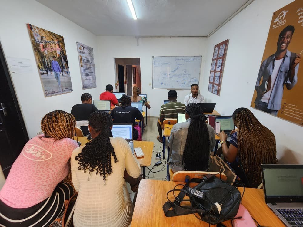 Salle de préparation à la certification TELC allemand chez Merlo Skills Group, apprenants sur ordinateur portable.