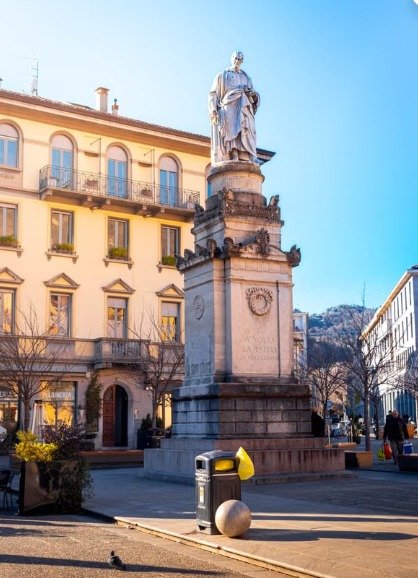 Statue de Camillo Cavour en Italie, symbole de la langue italienne enseignée chez Merlo Skills Group.